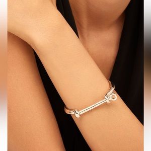 Uno de 50 “shackled” bracelet
